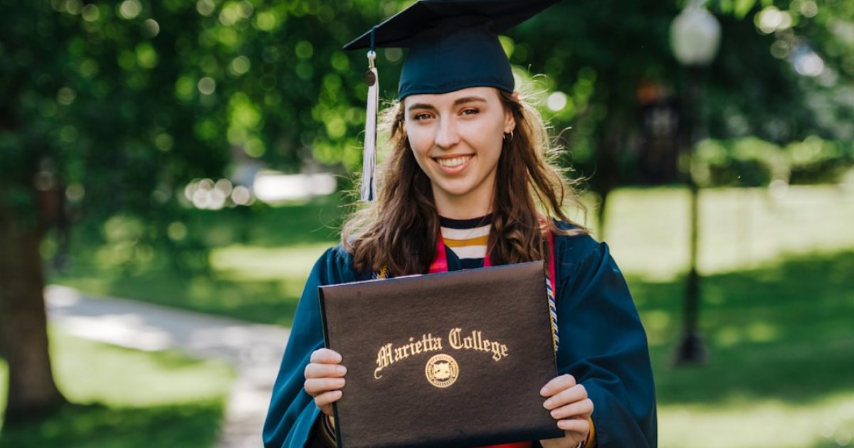 Online vs. Traditional Diplomas: Visual and Structural Differences