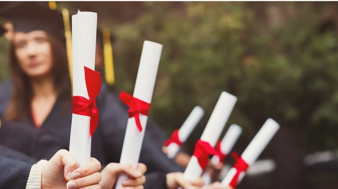 Étudiants tenant des diplômes