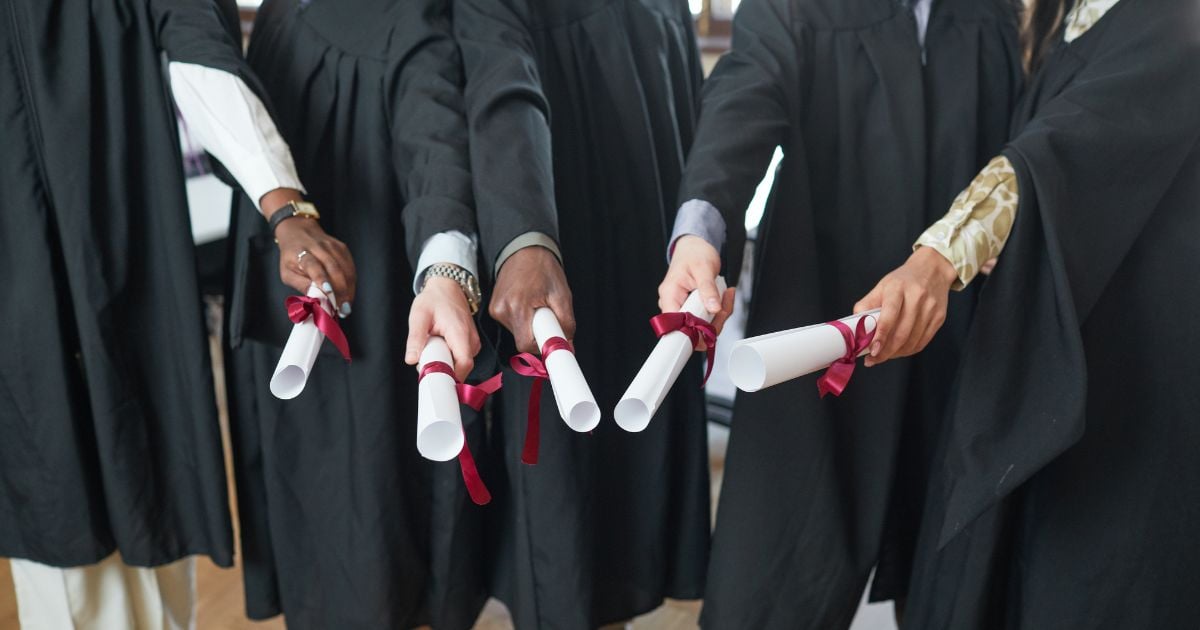 Is It Associate's or Associates Degree? (And "Associate Degree") Is It Associate's or Associates Degree? (And "Associate Degree")